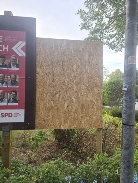 Linke-Plakat-zerstoert-Schuetzenplatz