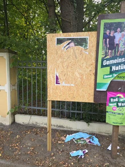Linke-Plakat-zerstoert-bei-katholischer-Kirche